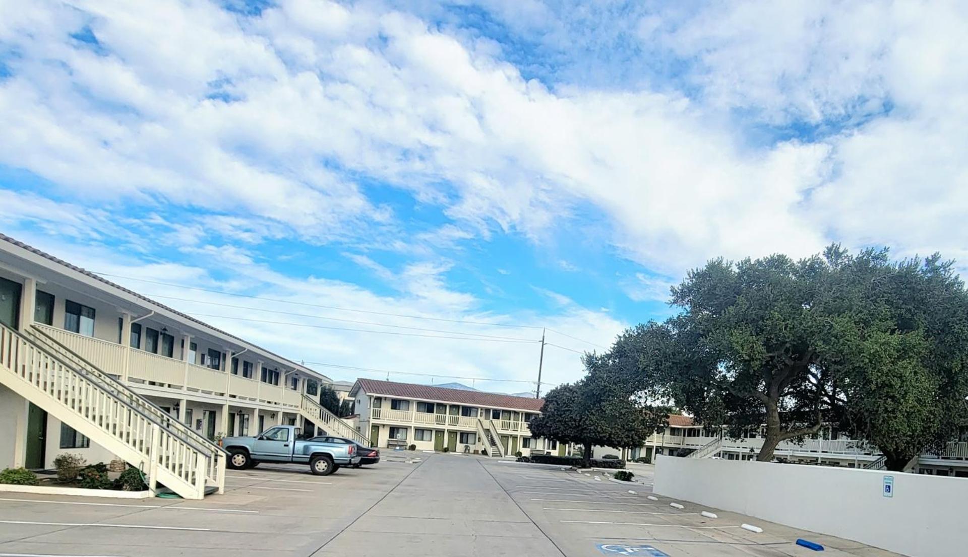 Soledad Motel 8 エクステリア 写真